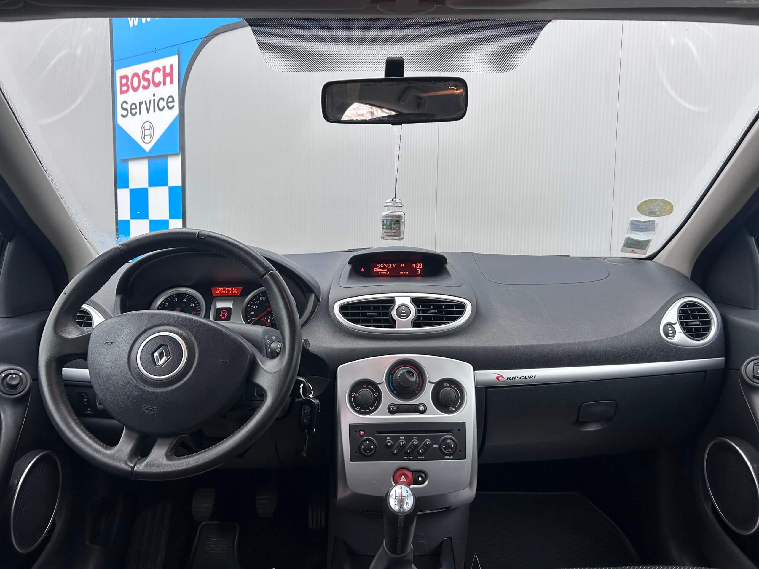 
								Renault clio III 1.2 16V 75Cv RIPCURL full									