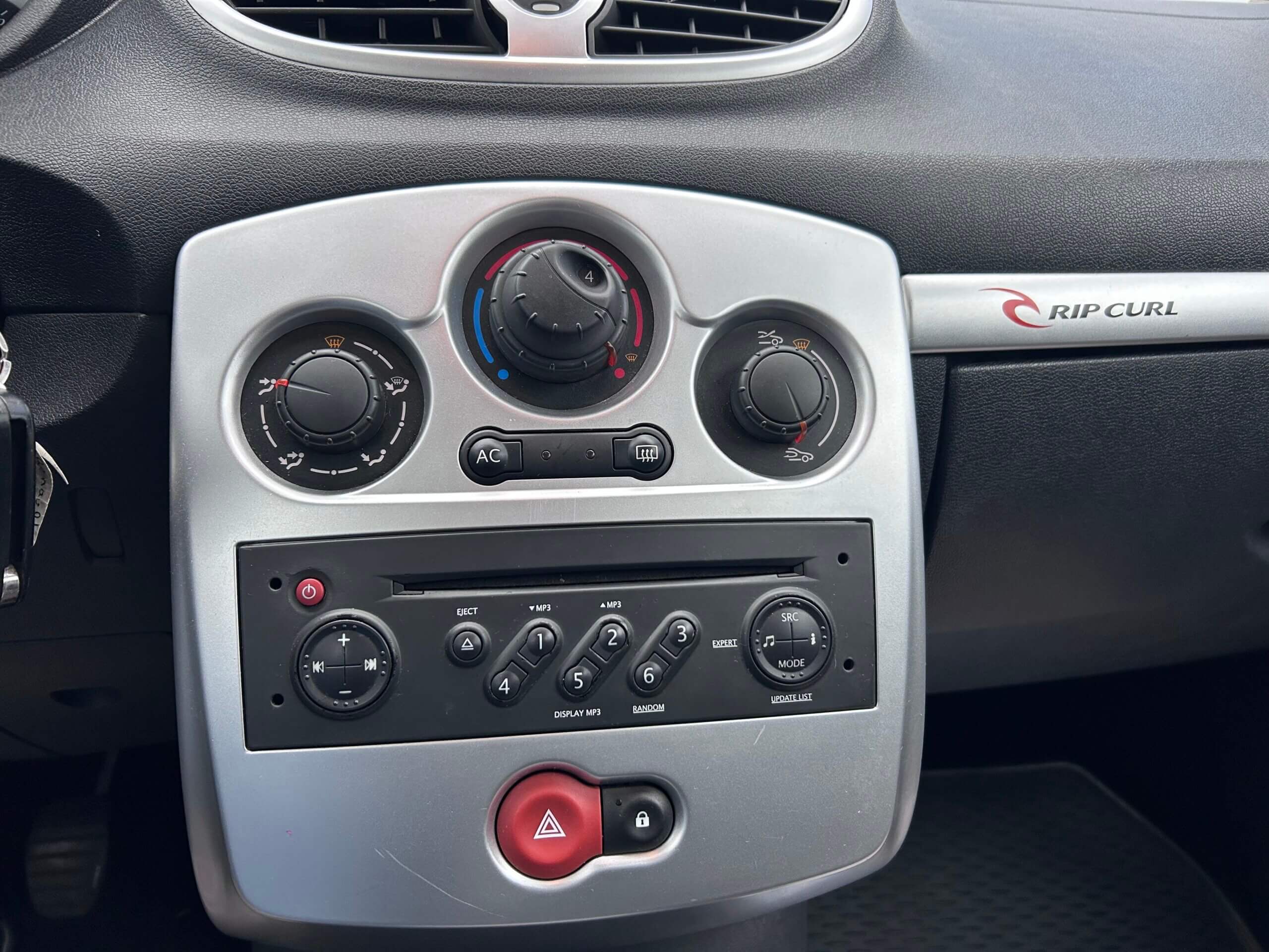 
								Renault clio III 1.2 16V 75Cv RIPCURL full									