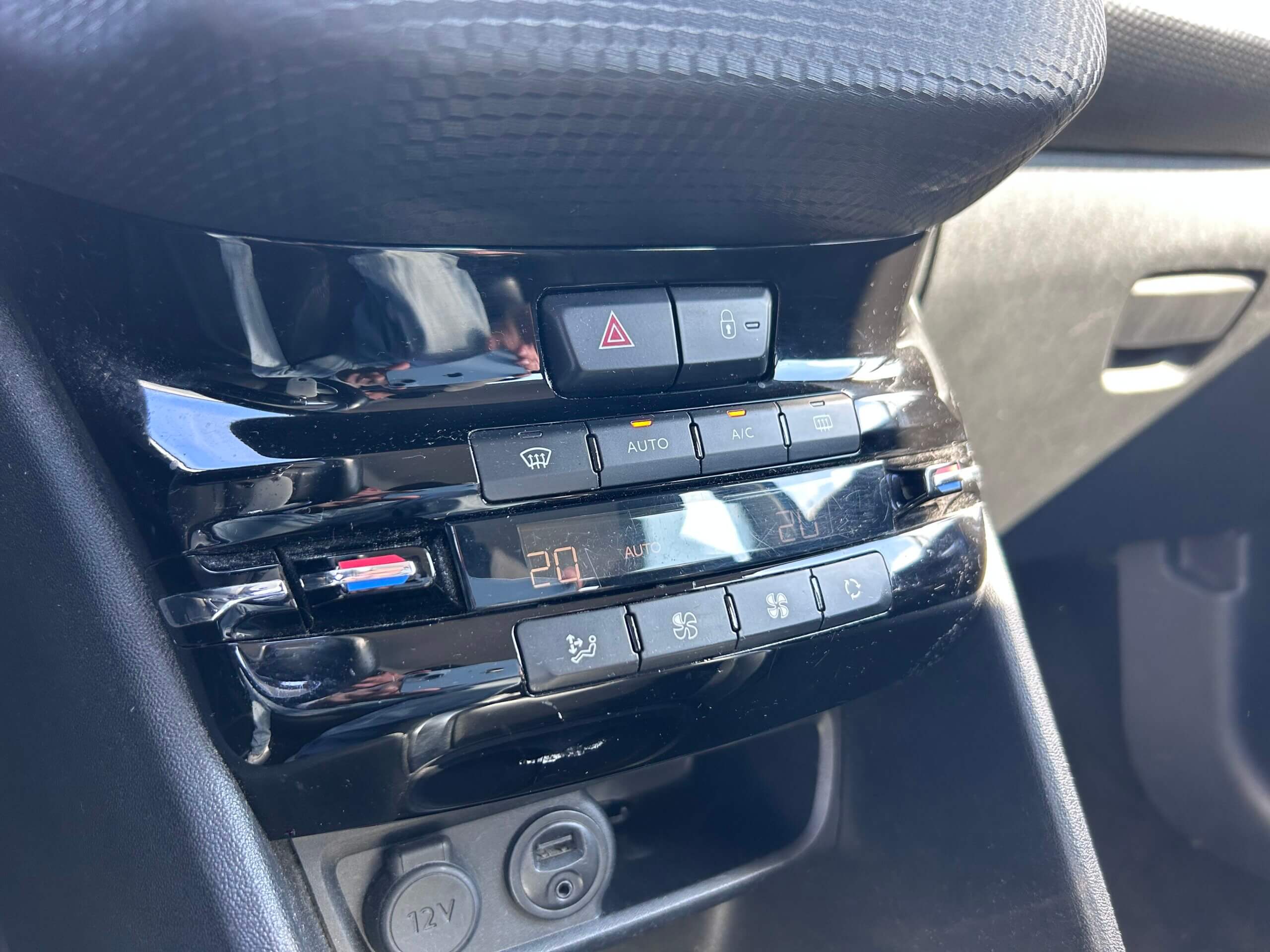 
								Peugeot 208 ALLURE 1.6 HDI 100CV full									