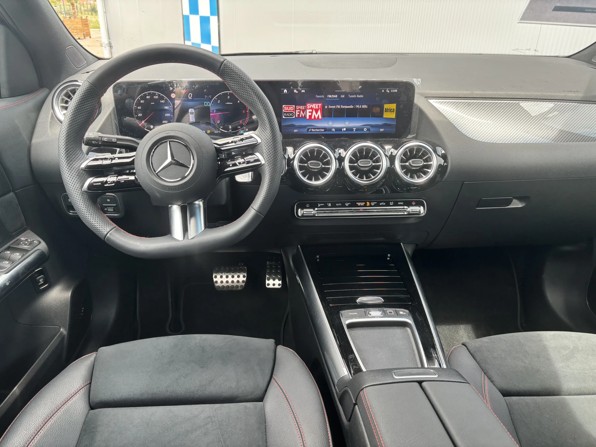 
								Mercedes GLA 200d AMG Line 8G-DCT full									