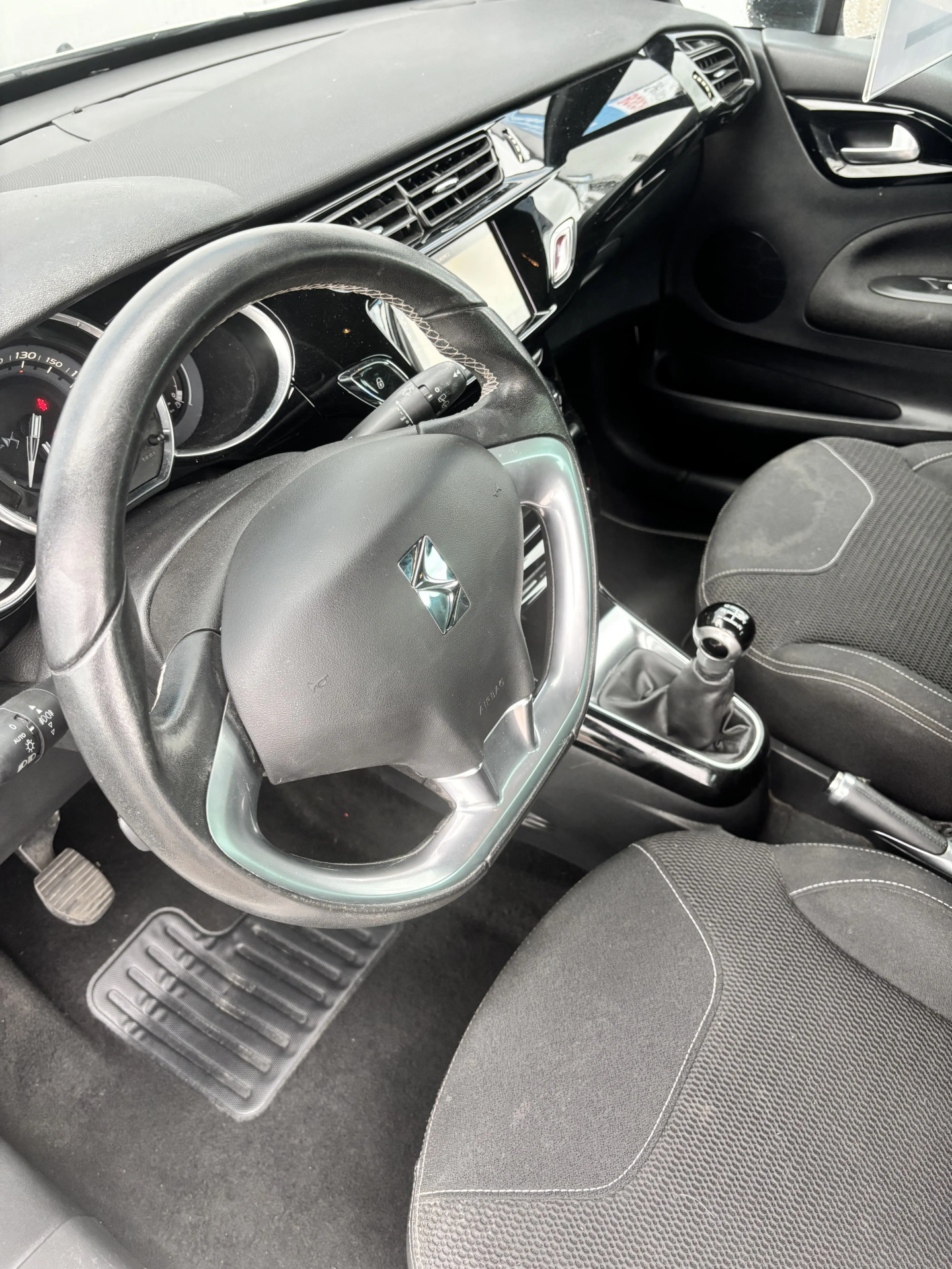 
								DS3 1.6 HDI 100CV SO CHIC full									