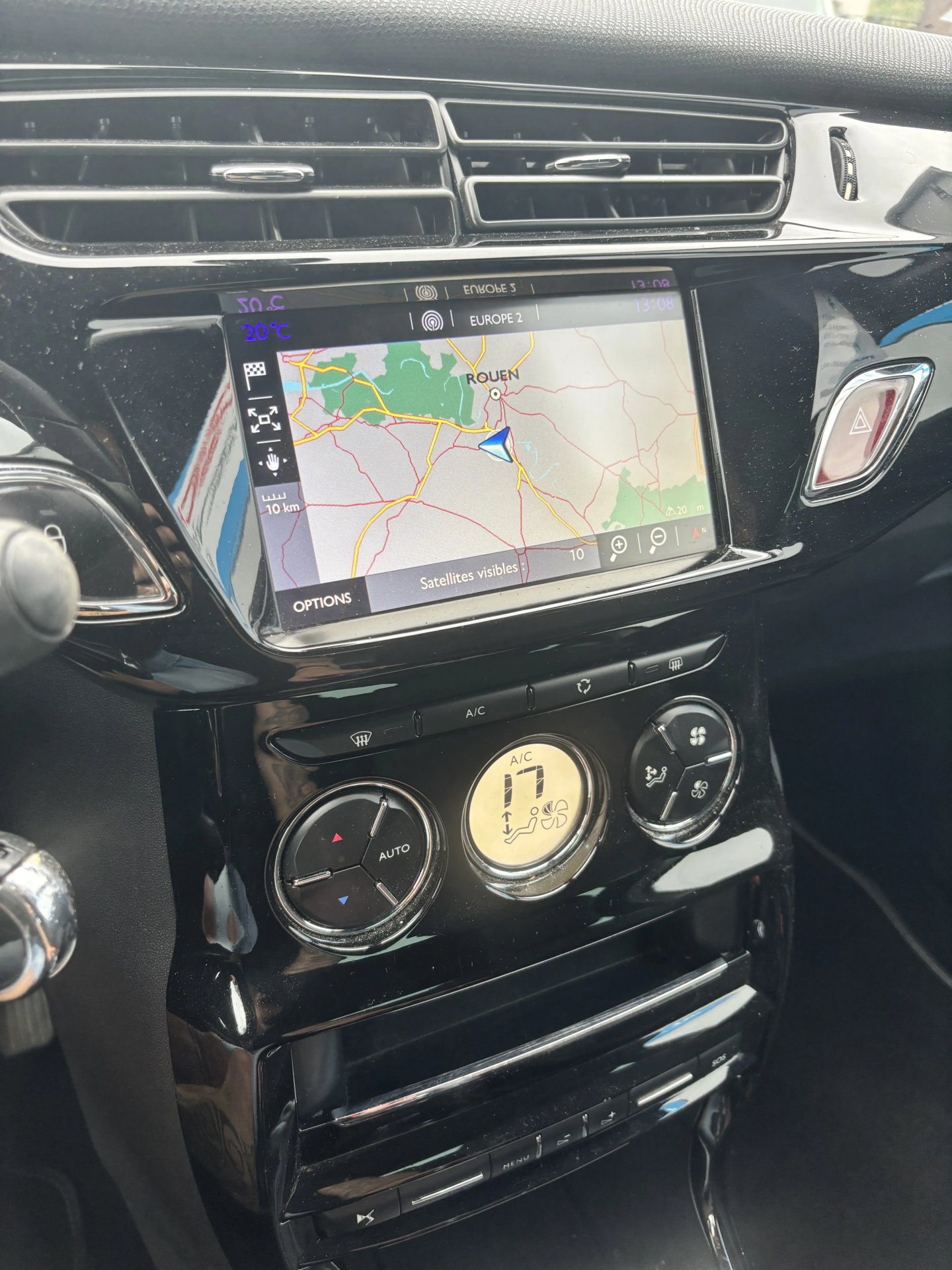 
								DS3 1.6 HDI 100CV SO CHIC full									